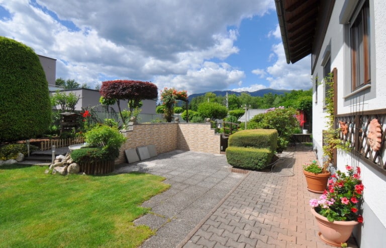 Moser Immobilien VERKAUFT! Mehrfamilienhaus mit wunderschönem Garten!